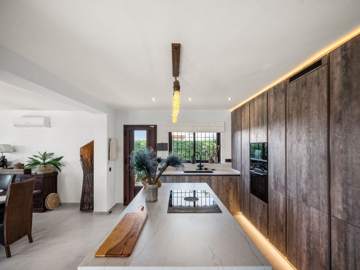 4 bedroom Villa for sale in Mijas with pool - € 995,000 (Ref: 9876017)