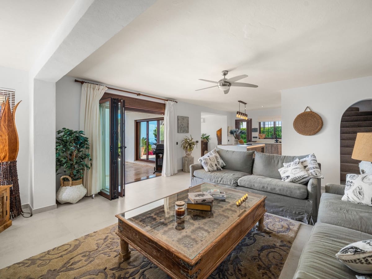 4 bedroom Villa for sale in Mijas with pool - € 995,000 (Ref: 9876017)