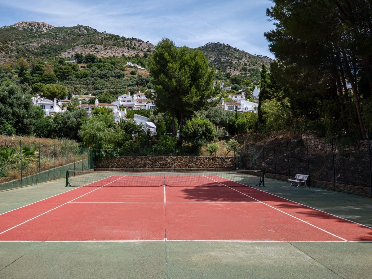 4 bedroom Villa for sale in Mijas with pool - € 995,000 (Ref: 9876017)