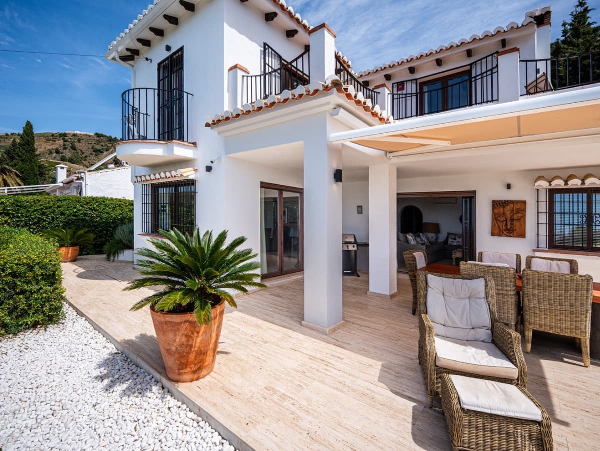 4 bedroom Villa for sale in Mijas with pool - € 995,000 (Ref: 9876017)