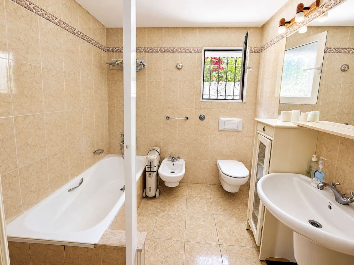 3 soverom Villa til salgs i La Duquesa / Puerto de la Duquesa med garasje - € 595 000 (Ref: 9876019)