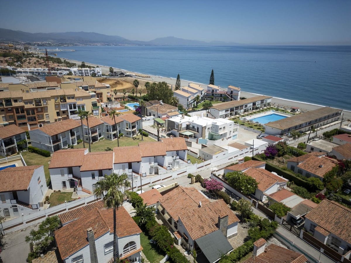 3 soverom Villa til salgs i La Duquesa / Puerto de la Duquesa med garasje - € 595 000 (Ref: 9876019)