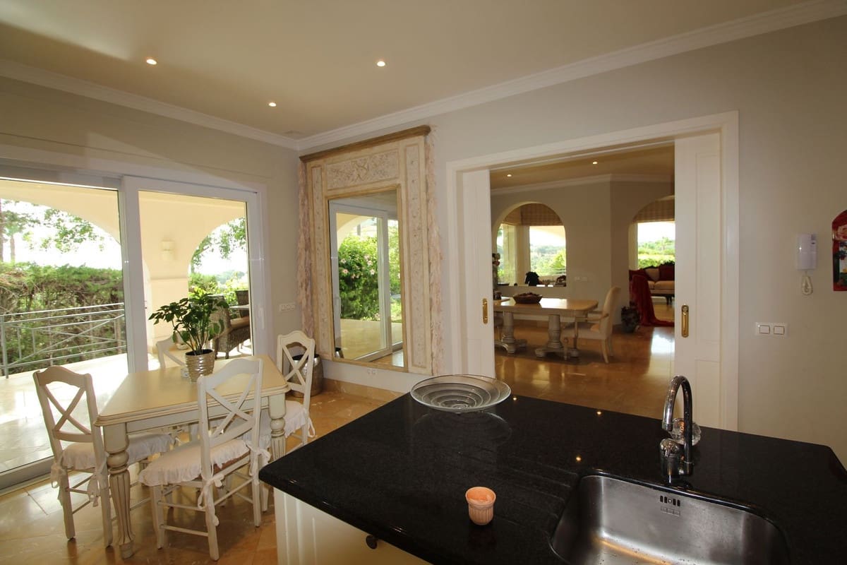 4 sypialnia Willa na sprzedaż w Sotogrande z basenem garażem - 1 895 000 € (Ref: 9876020)