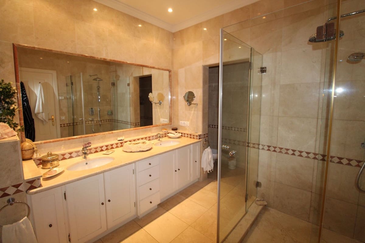 4 sypialnia Willa na sprzedaż w Sotogrande z basenem garażem - 1 895 000 € (Ref: 9876020)