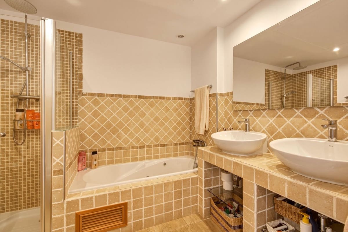 3 sovrum Hus till salu i Estepona med pool garage - 695 000 € (Ref: 9876025)