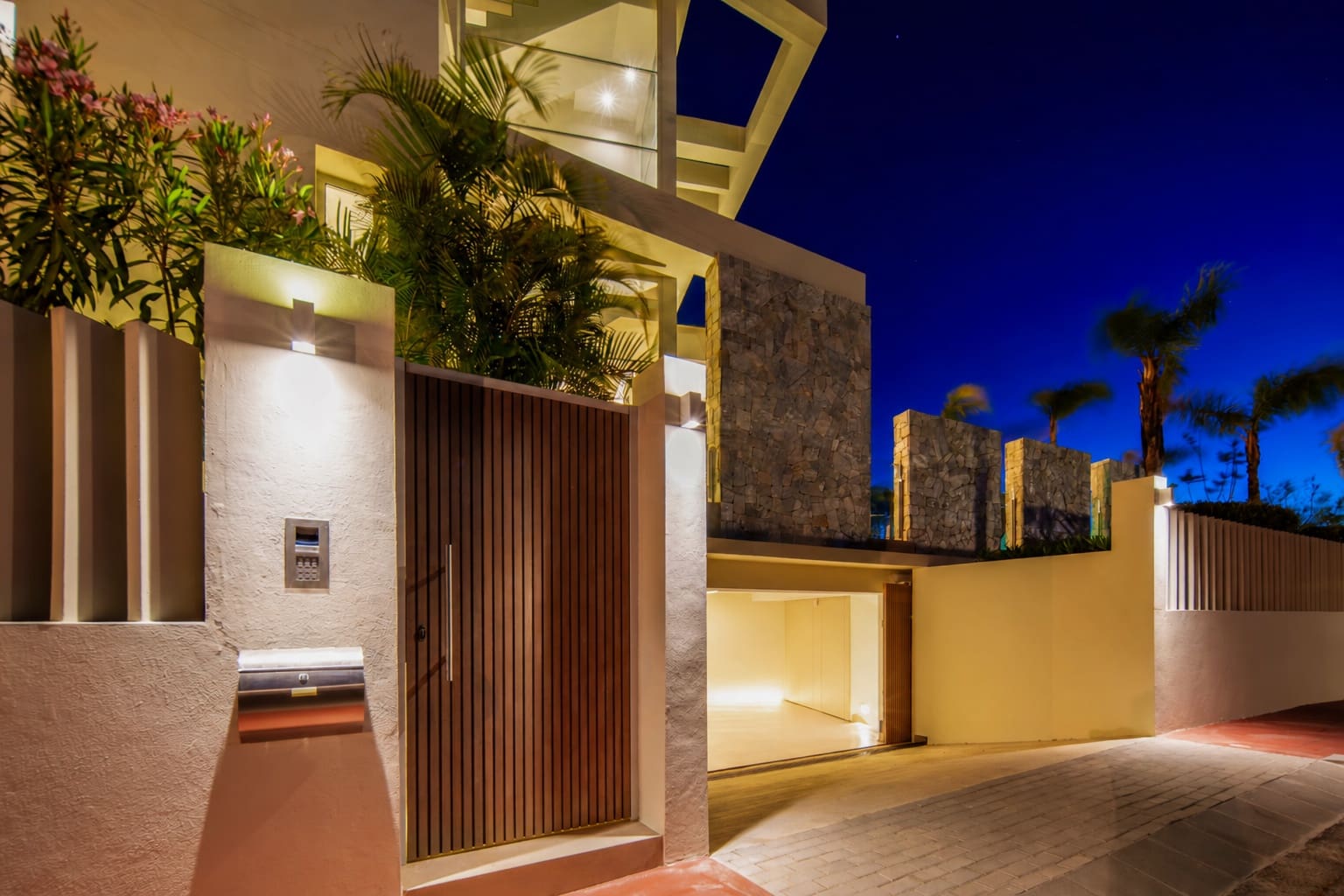 4 soverom Villa til salgs i Nueva Andalucia med svømmebasseng - € 2 775 000 (Ref: 9878982)