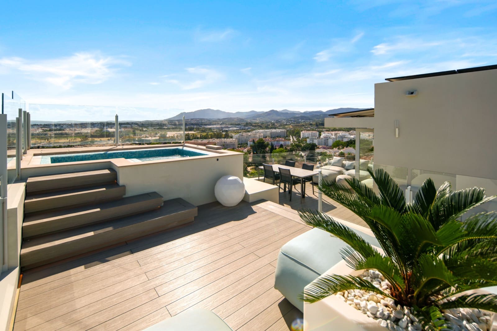 4 soverom Villa til salgs i Nueva Andalucia med svømmebasseng - € 2 775 000 (Ref: 9878982)