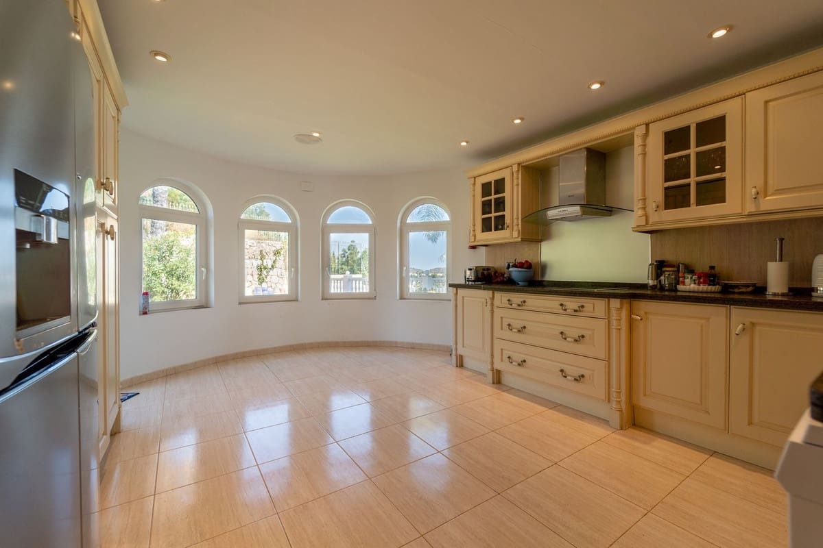 5 slaapkamer Villa te koop in Mijas Costa met zwembad - € 2.450.000 (Ref: 9878984)