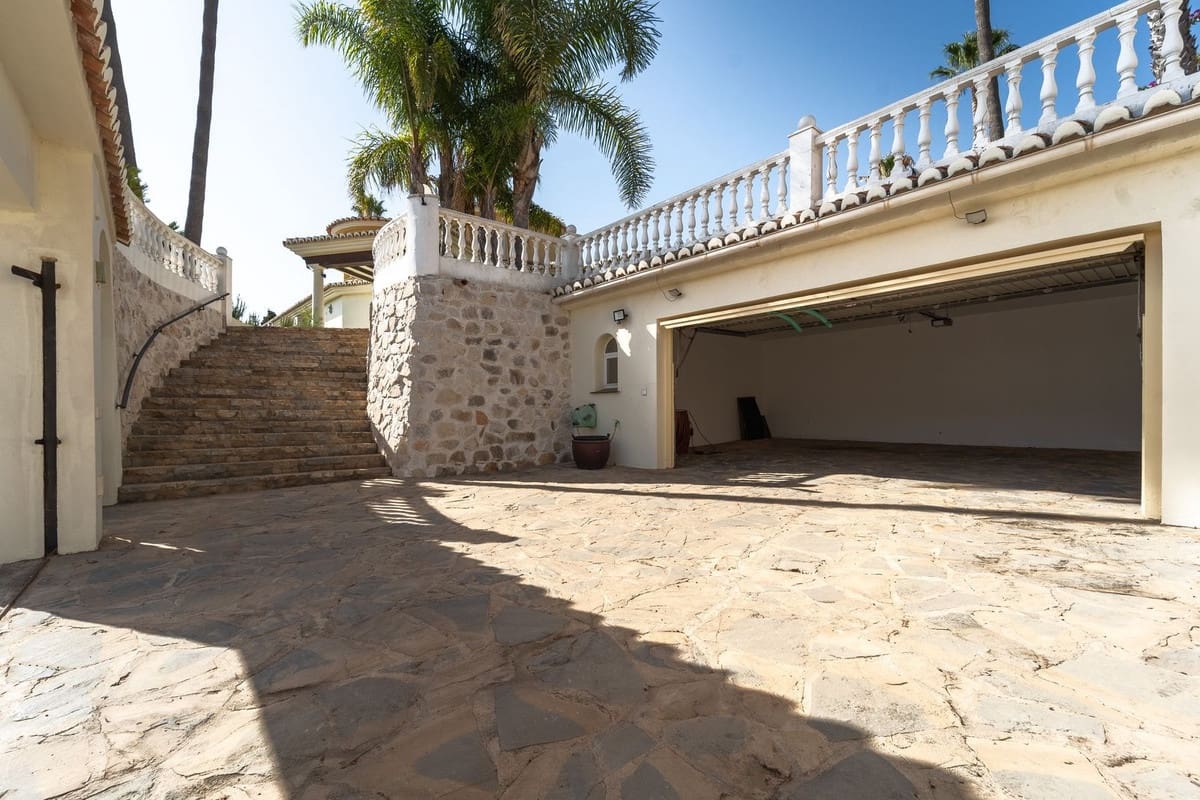 5 slaapkamer Villa te koop in Mijas Costa met zwembad - € 2.450.000 (Ref: 9878984)