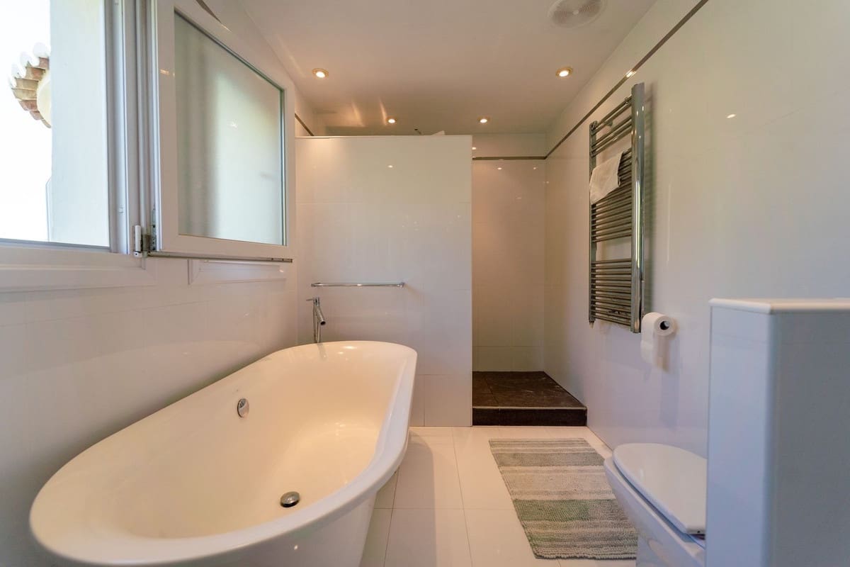 5 slaapkamer Villa te koop in Mijas Costa met zwembad - € 2.450.000 (Ref: 9878984)