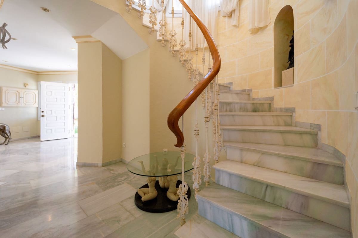 5 slaapkamer Villa te koop in Mijas Costa met zwembad - € 2.450.000 (Ref: 9878984)