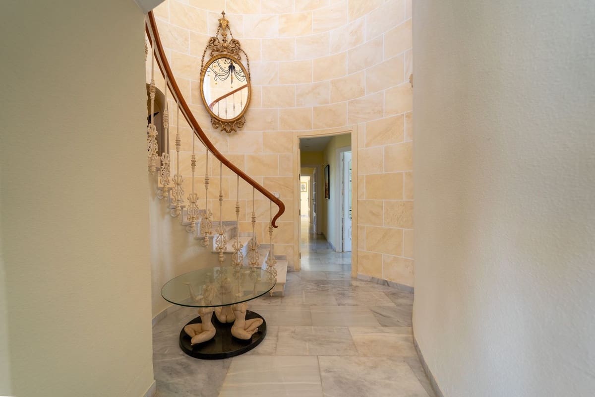 5 slaapkamer Villa te koop in Mijas Costa met zwembad - € 2.450.000 (Ref: 9878984)