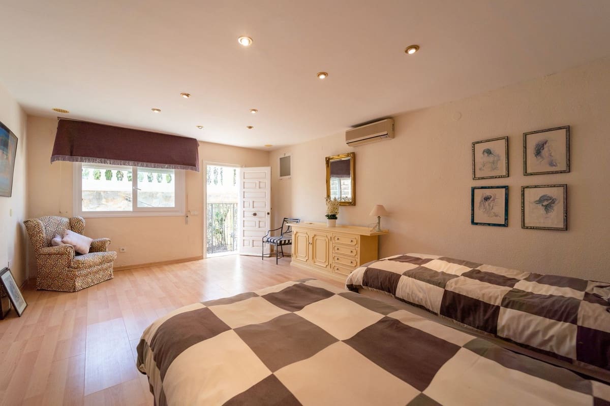 5 slaapkamer Villa te koop in Mijas Costa met zwembad - € 2.450.000 (Ref: 9878984)