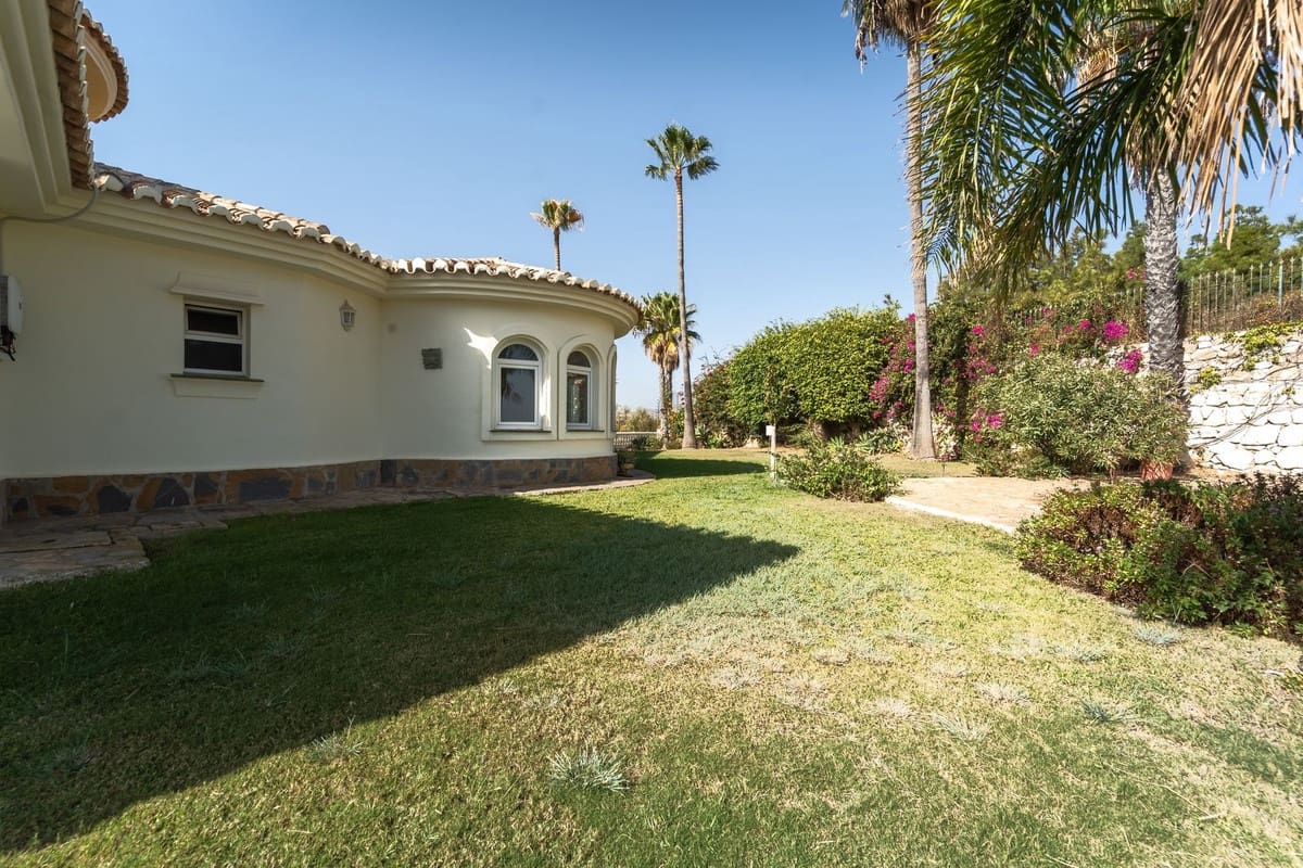 5 slaapkamer Villa te koop in Mijas Costa met zwembad - € 2.450.000 (Ref: 9878984)