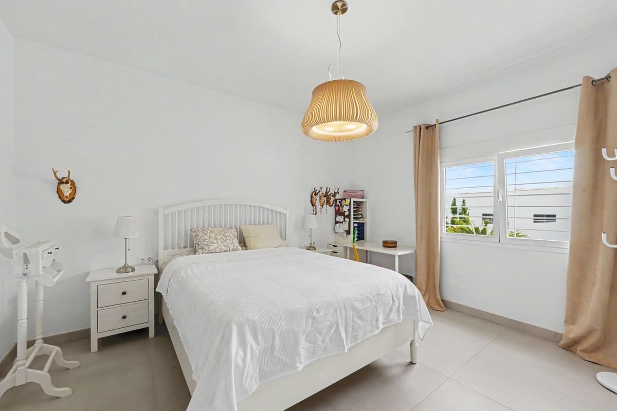 3 bedroom Villa for sale in Alhaurin el Grande with pool - € 695,000 (Ref: 9878985)
