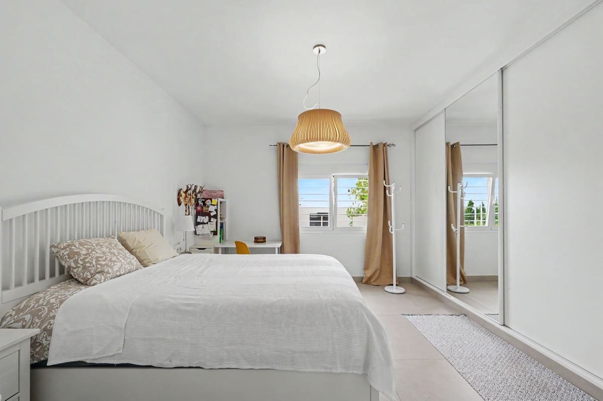 3 bedroom Villa for sale in Alhaurin el Grande with pool - € 695,000 (Ref: 9878985)