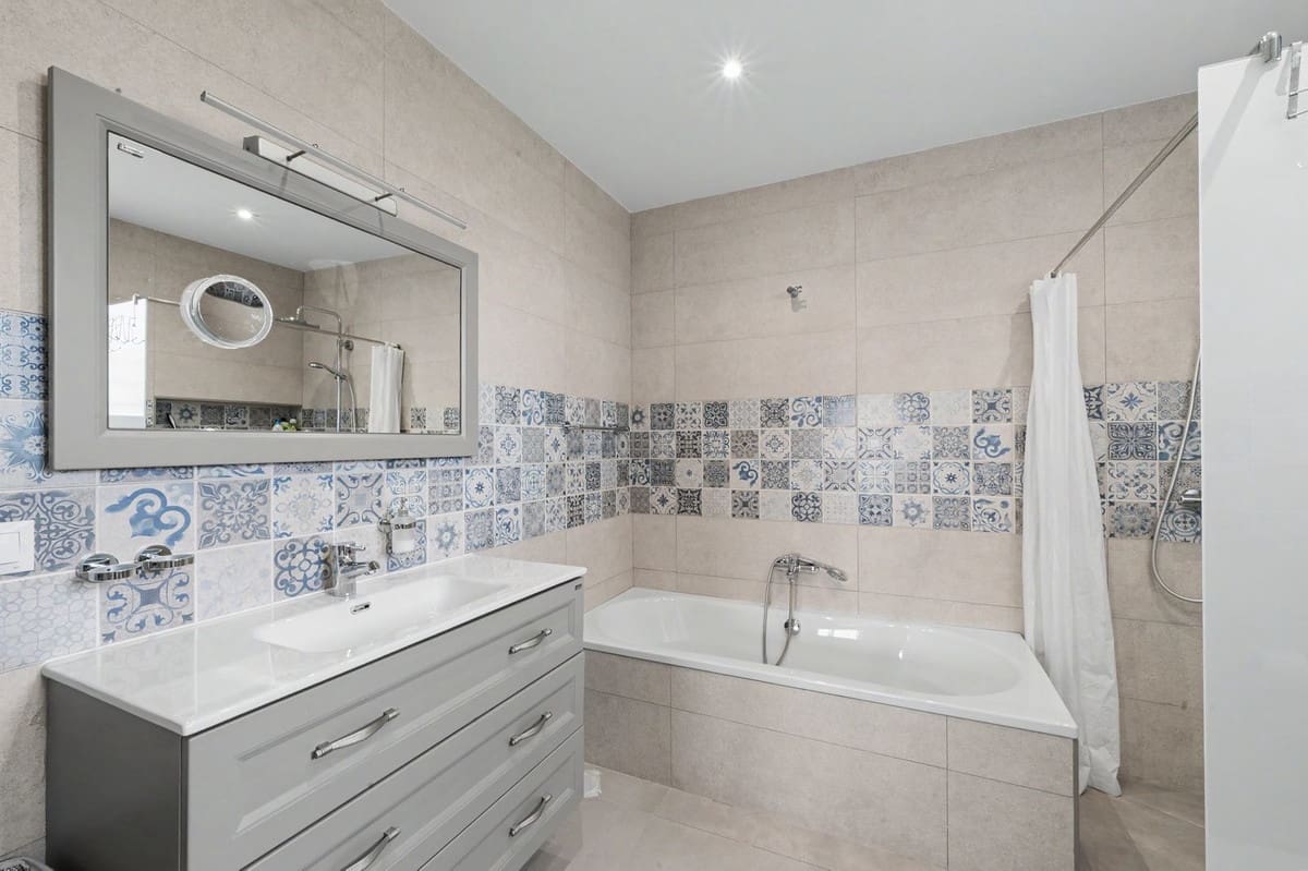 3 bedroom Villa for sale in Alhaurin el Grande with pool - € 695,000 (Ref: 9878985)