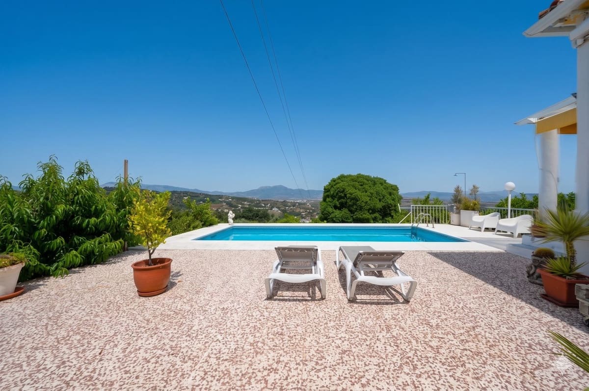 3 bedroom Villa for sale in Alhaurin el Grande with pool - € 695,000 (Ref: 9878985)