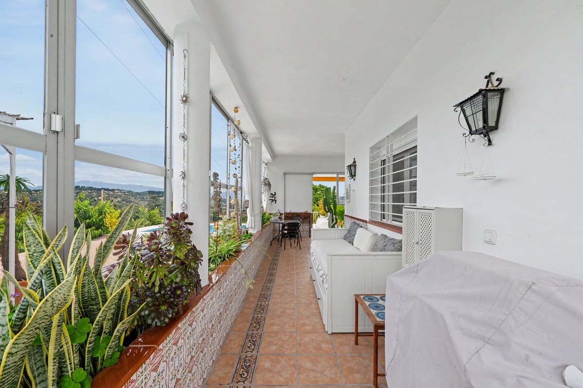 3 bedroom Villa for sale in Alhaurin el Grande with pool - € 695,000 (Ref: 9878985)