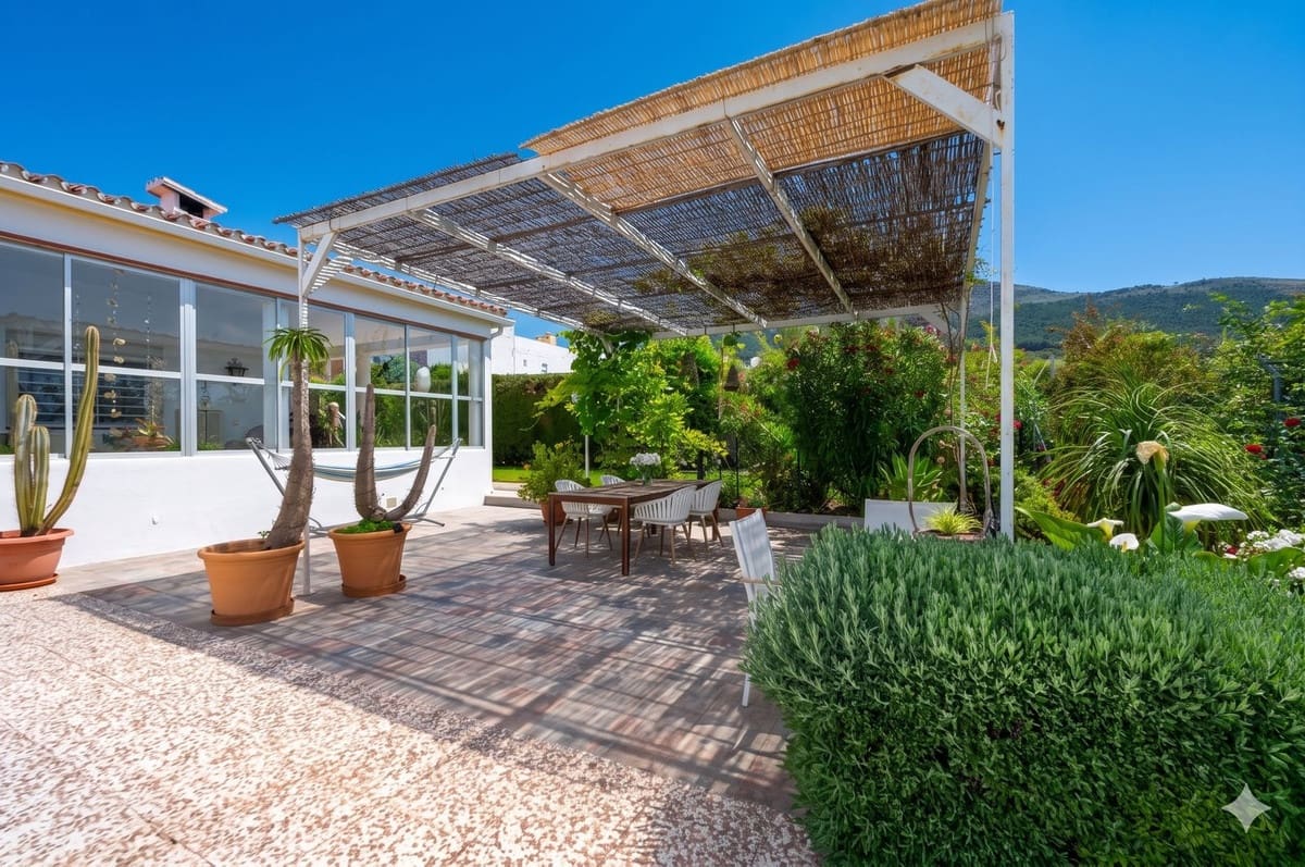 3 bedroom Villa for sale in Alhaurin el Grande with pool - € 695,000 (Ref: 9878985)