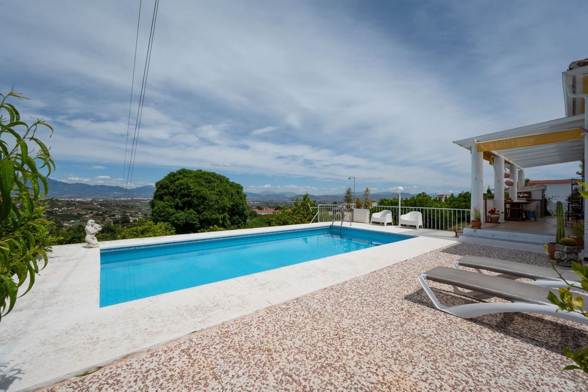 3 bedroom Villa for sale in Alhaurin el Grande with pool - € 695,000 (Ref: 9878985)