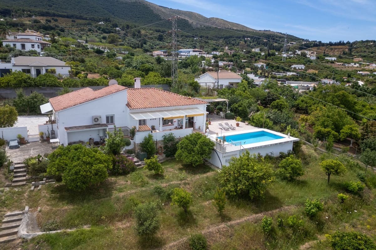 3 bedroom Villa for sale in Alhaurin el Grande with pool - € 695,000 (Ref: 9878985)