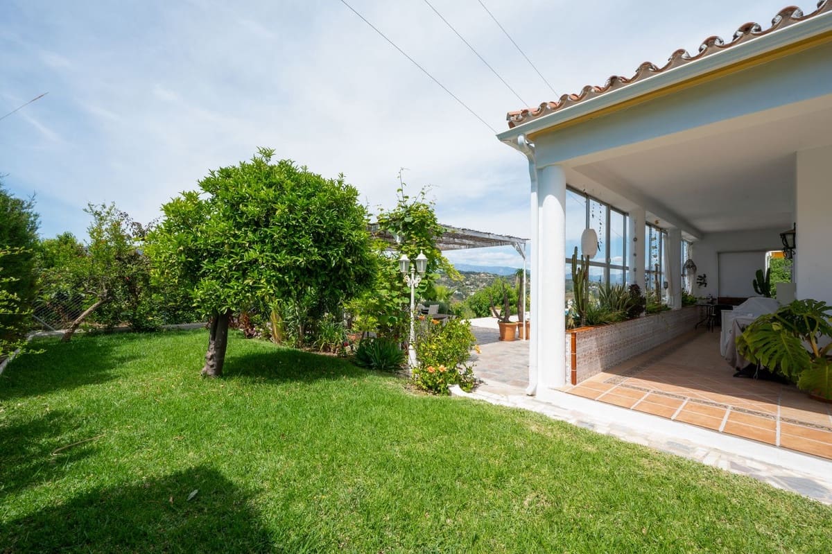 3 bedroom Villa for sale in Alhaurin el Grande with pool - € 695,000 (Ref: 9878985)