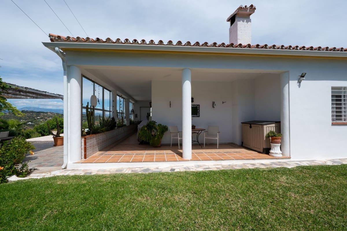 3 bedroom Villa for sale in Alhaurin el Grande with pool - € 695,000 (Ref: 9878985)