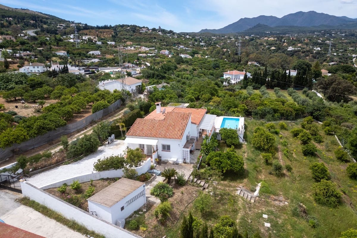 3 bedroom Villa for sale in Alhaurin el Grande with pool - € 695,000 (Ref: 9878985)