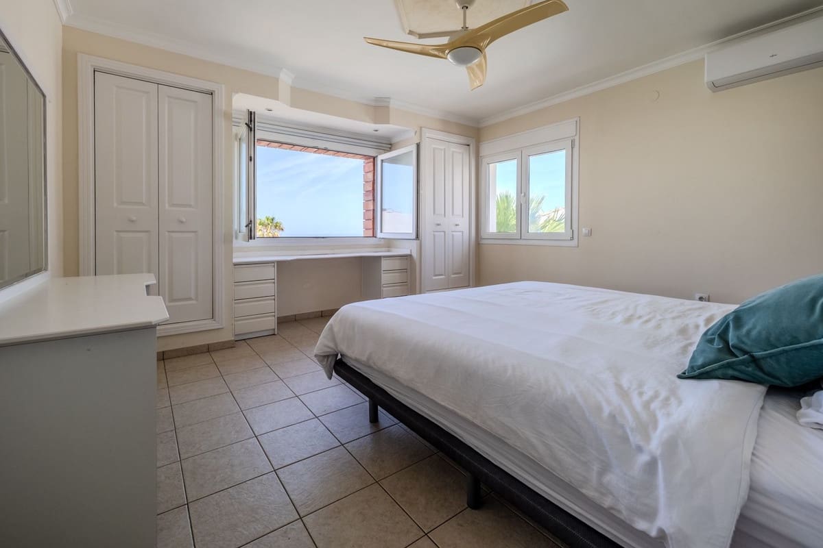 5 slaapkamer Villa te koop in El Faro met zwembad garage - € 1.595.000 (Ref: 9878987)
