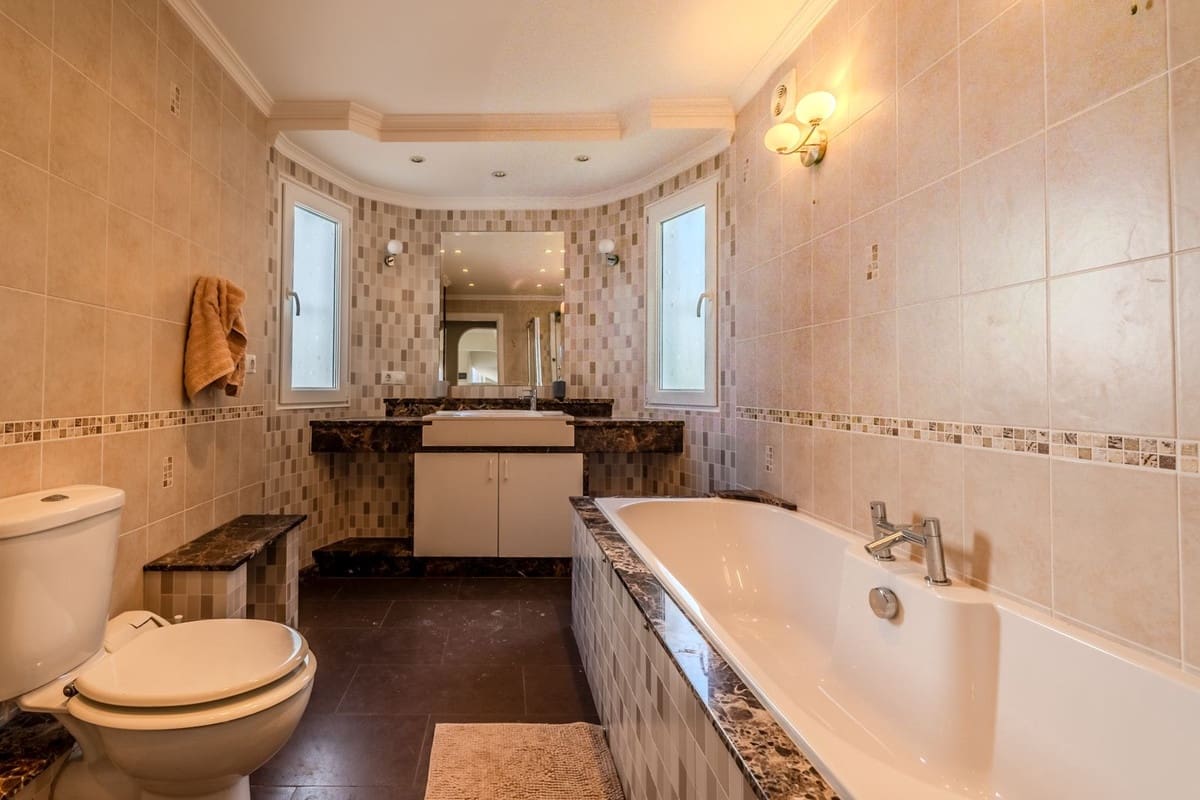 5 slaapkamer Villa te koop in El Faro met zwembad garage - € 1.595.000 (Ref: 9878987)