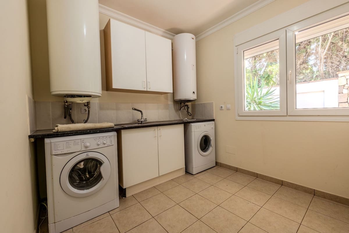 5 slaapkamer Villa te koop in El Faro met zwembad garage - € 1.595.000 (Ref: 9878987)