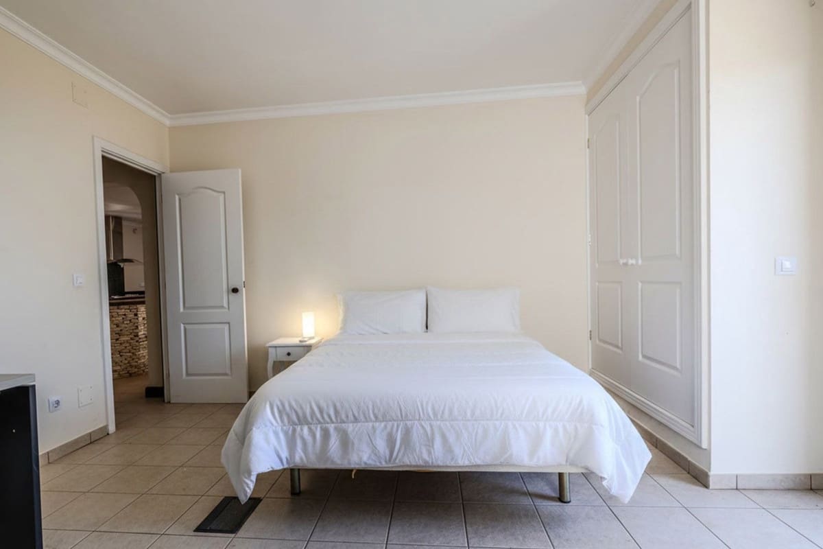 5 slaapkamer Villa te koop in El Faro met zwembad garage - € 1.595.000 (Ref: 9878987)