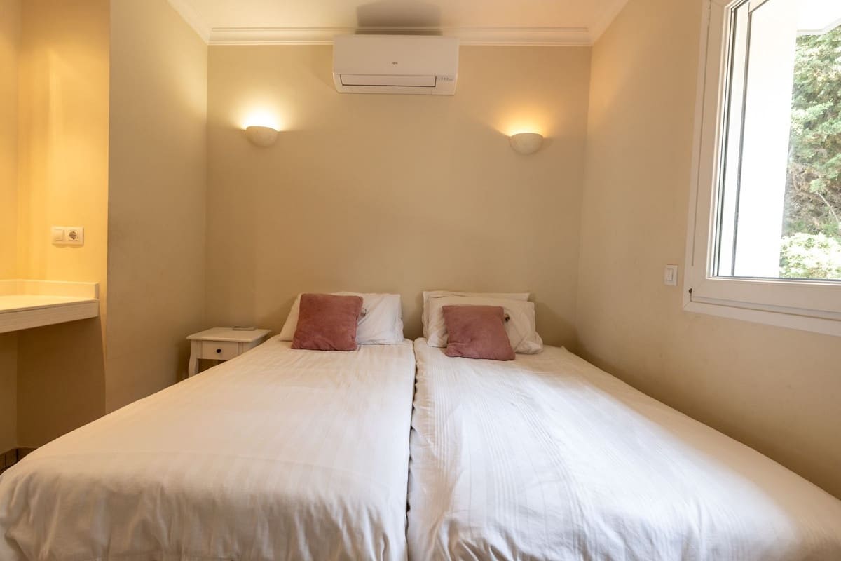 5 slaapkamer Villa te koop in El Faro met zwembad garage - € 1.595.000 (Ref: 9878987)