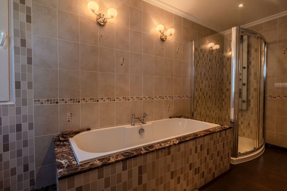 5 slaapkamer Villa te koop in El Faro met zwembad garage - € 1.595.000 (Ref: 9878987)