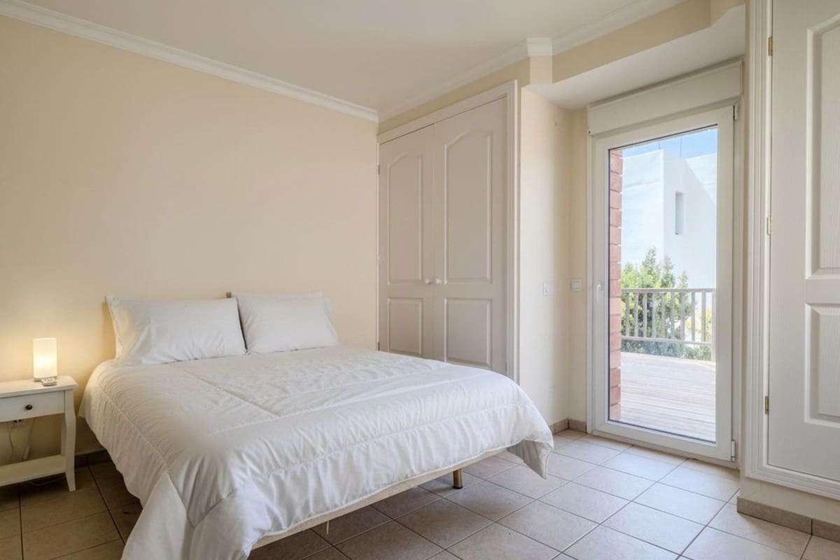 5 slaapkamer Villa te koop in El Faro met zwembad garage - € 1.595.000 (Ref: 9878987)