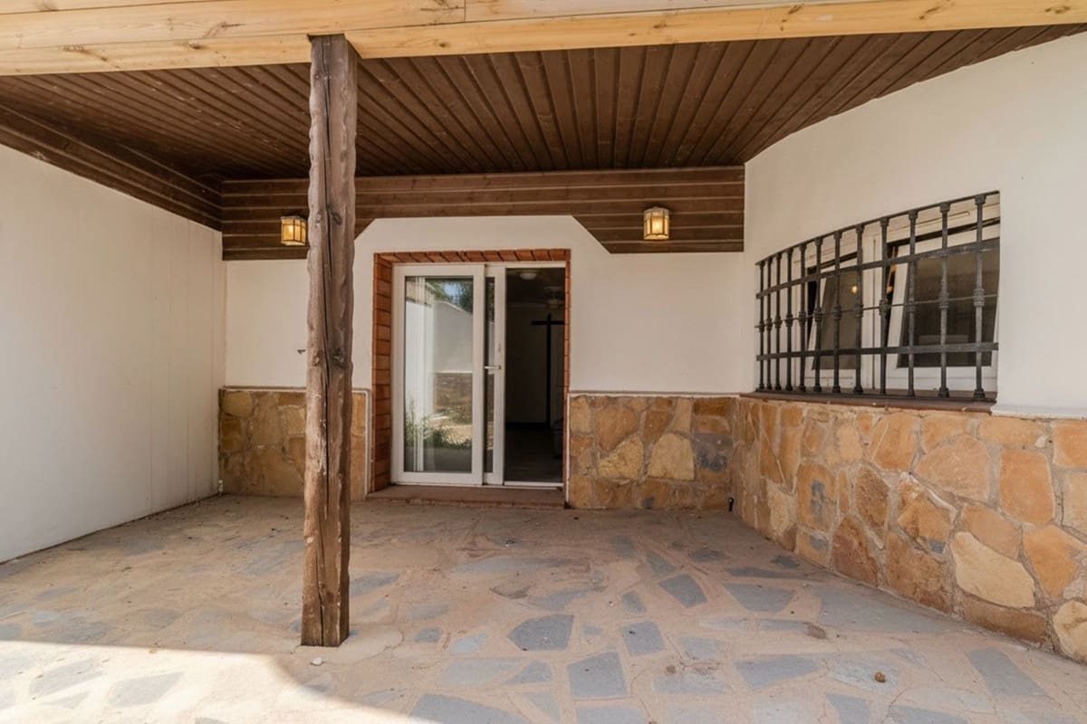5 slaapkamer Villa te koop in El Faro met zwembad garage - € 1.595.000 (Ref: 9878987)