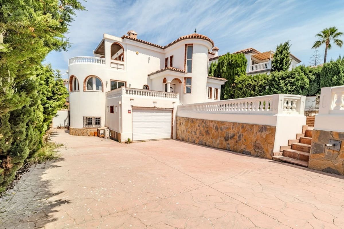 5 slaapkamer Villa te koop in El Faro met zwembad garage - € 1.595.000 (Ref: 9878987)