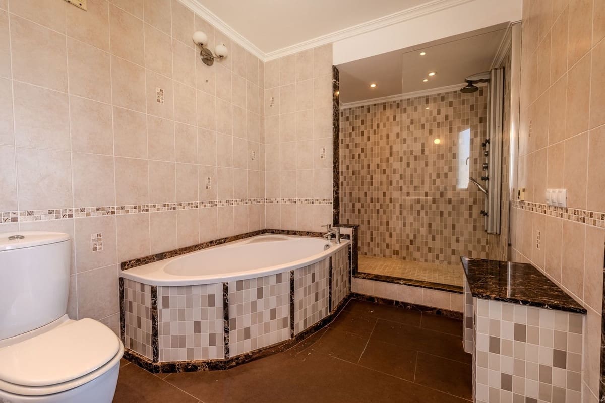 5 slaapkamer Villa te koop in El Faro met zwembad garage - € 1.595.000 (Ref: 9878987)