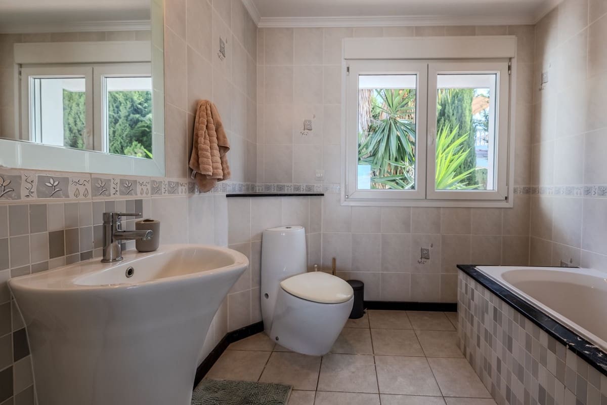 5 slaapkamer Villa te koop in El Faro met zwembad garage - € 1.595.000 (Ref: 9878987)