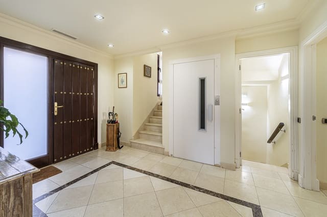 4 sypialnia Dom blizniak na sprzedaż w Golden Mile, Marbella z basenem - 1 595 000 € (Ref: 9878989)