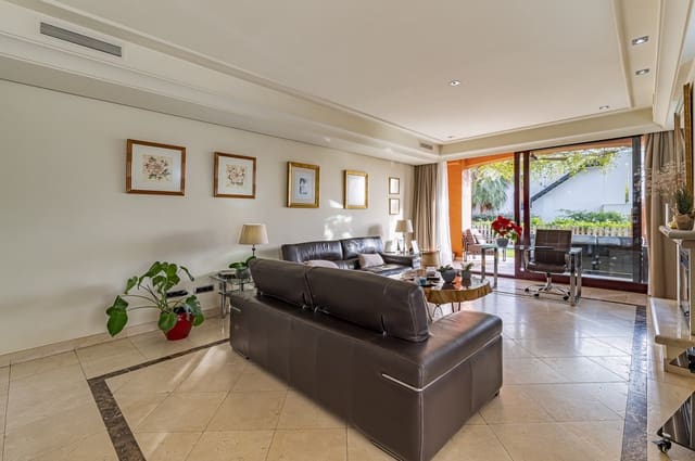 4 sypialnia Dom blizniak na sprzedaż w Golden Mile, Marbella z basenem - 1 595 000 € (Ref: 9878989)