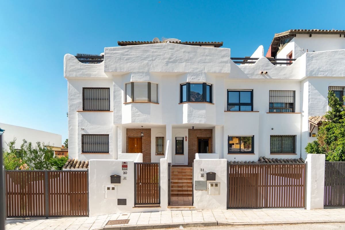 3 soveværelse Byhus til salg i Marbella med swimmingpool garage - € 1.595.000 (Ref: 9878990)