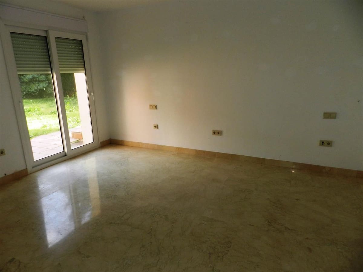 4 Zimmer Villa zu verkaufen in Sotogrande mit Pool - 1.100.000 € (Ref: 9884668)