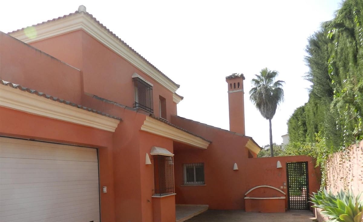4 Zimmer Villa zu verkaufen in Sotogrande mit Pool - 1.100.000 € (Ref: 9884668)