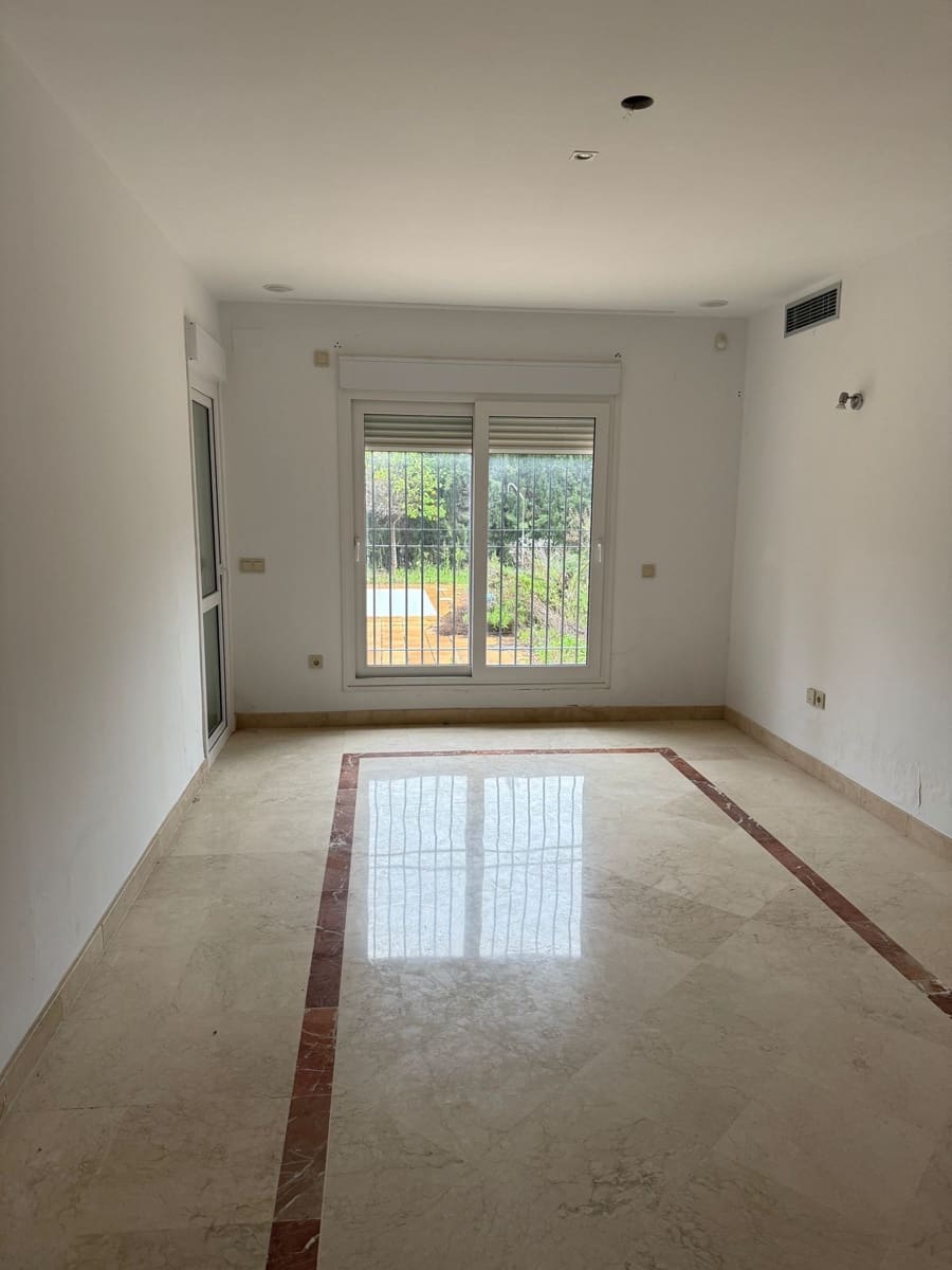 4 Zimmer Villa zu verkaufen in Sotogrande mit Pool - 1.100.000 € (Ref: 9884668)