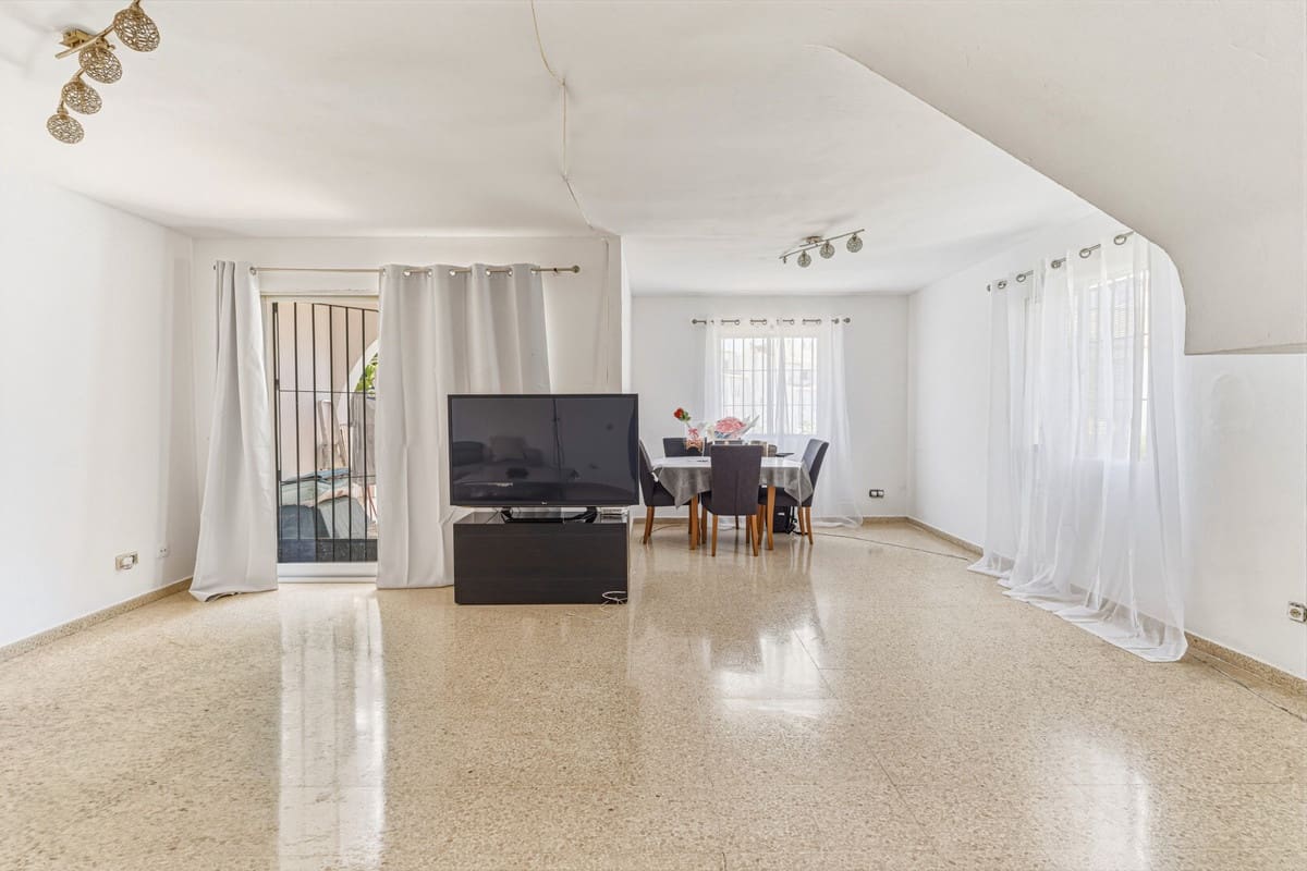 3 slaapkamer Huis te koop in New Golden Mile - € 580.000 (Ref: 9884669)