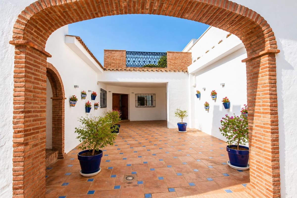 5 soverom Finca/Herregård til salgs i Estepona - € 995 000 (Ref: 9884677)