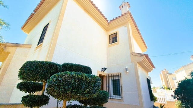 3 soveværelse Villa til salg i Villamartin, Orihuela med swimmingpool garage - € 425.000 (Ref: 10023052)