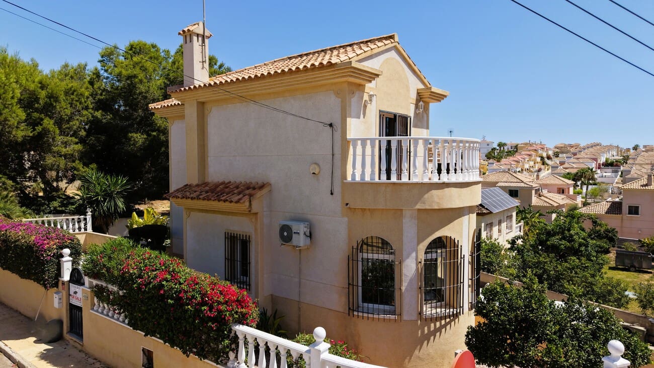 3 soveværelse Villa til salg i Villamartin med swimmingpool garage - € 425.000 (Ref: 10023052)